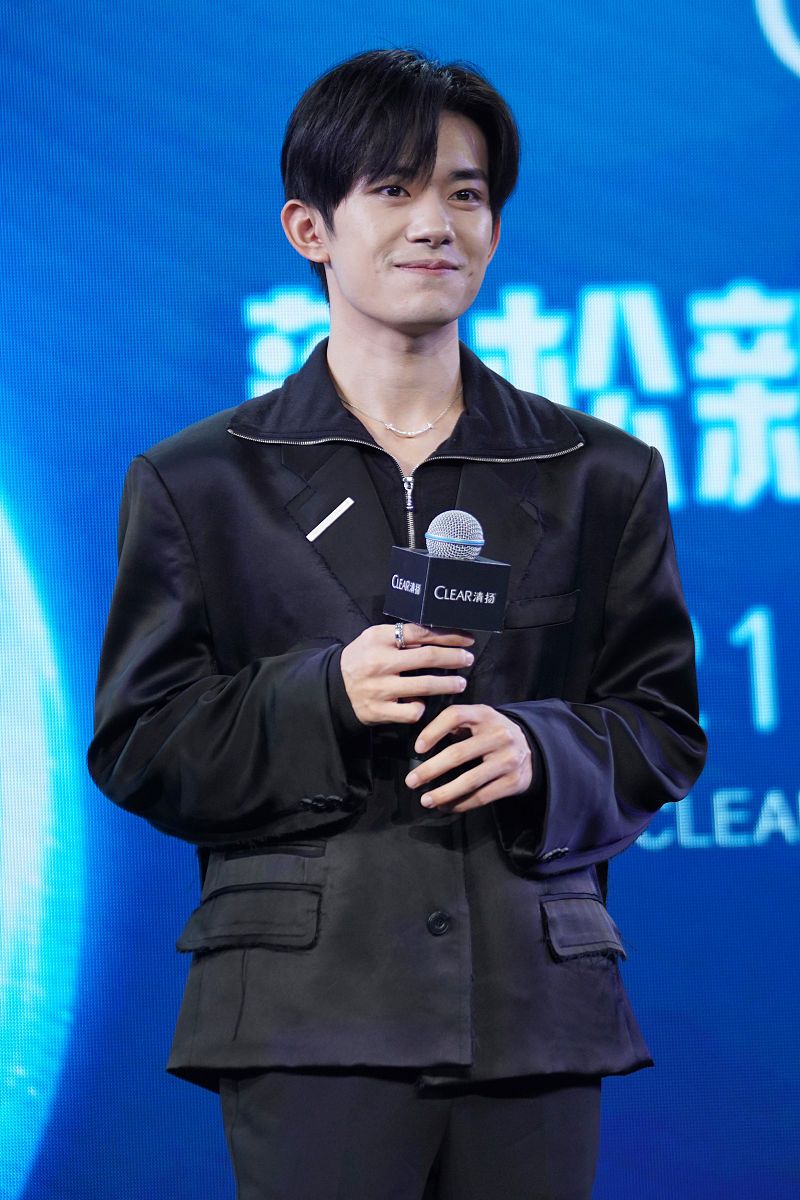 易烊千玺写文章:揭秘年轻偶像的成长之路 易烊千玺写文章:揭秘年轻偶像的成长之路