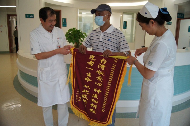病房送锦旗怎么写文章- 手把手教您如何写一篇感人至深的送别文章 病房送锦旗怎么写文章- 手把手教您如何写一篇感人至深的送别文章
