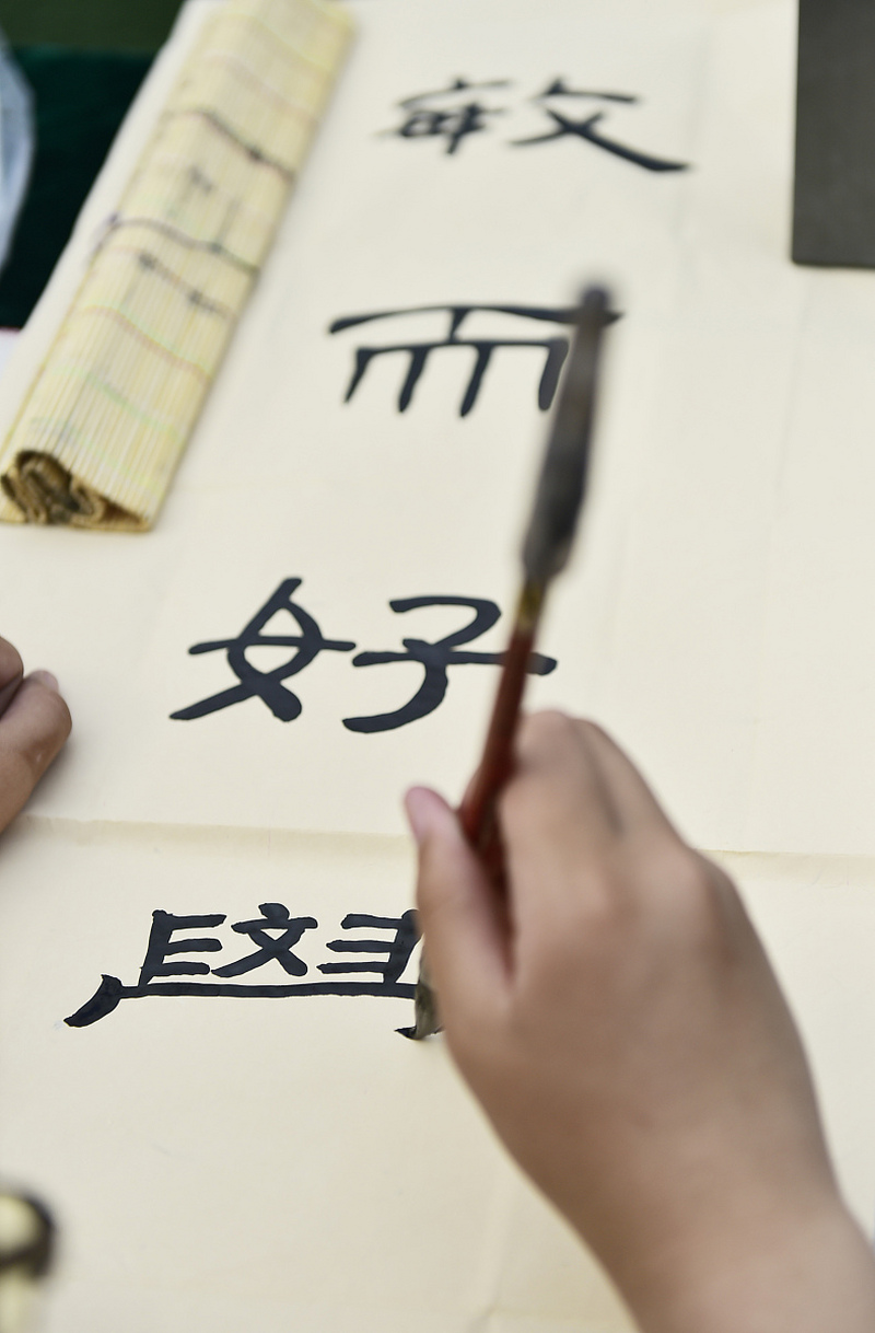 男子带文昌提笔写文章——提升写作能力的有效方式 男子带文昌提笔写文章——提升写作能力的有效方式