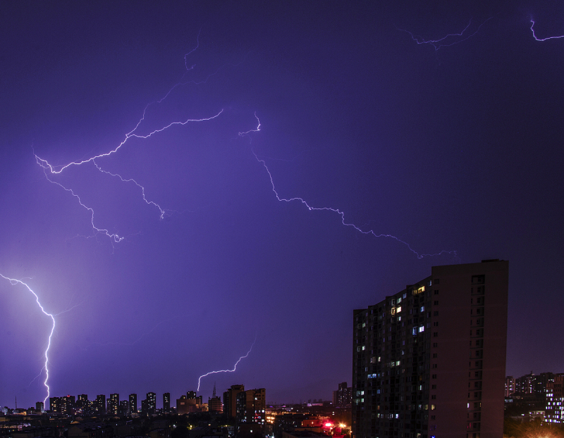 雷的描写文章：如何描写天空中的闪电？